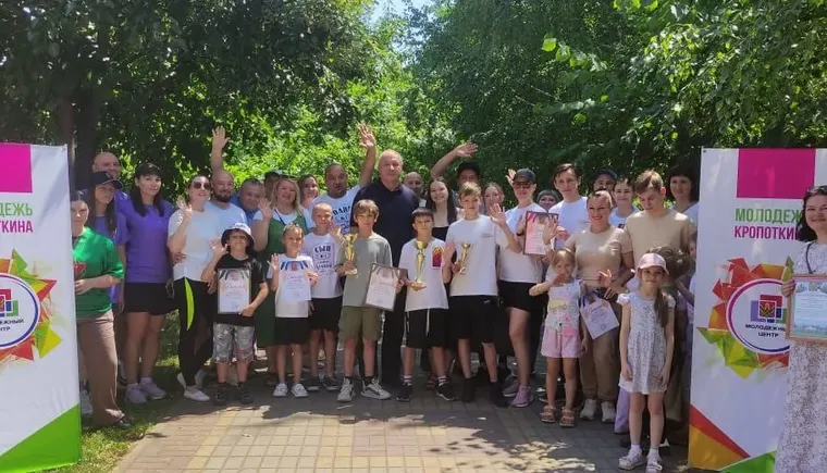 Большие семейные гонки в городском парке
