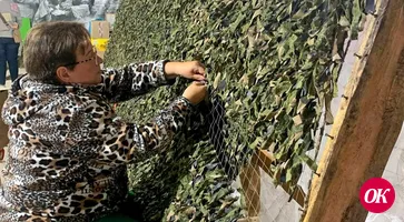 В Кавказском районе плетут белые маскировочные сети из свадебных платьев