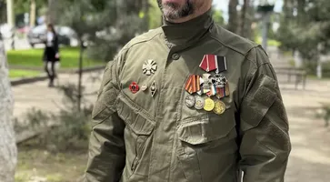 Когда кропоткинец Михаил Маковецкий впервые надел военную форму, за его плечами не было никакого армейского опыта. До 2014 года он учился: сначала в Кропоткинском железнодорожном техникуме, потом получал профессию бухгалтера в колледже, затем «пошел на вы
