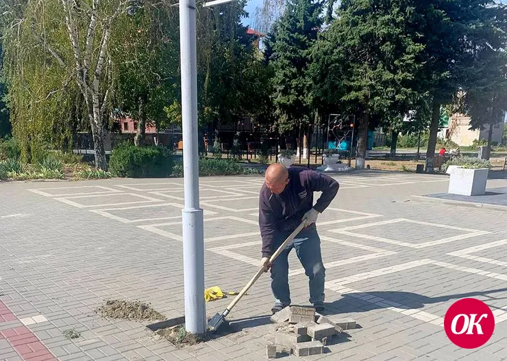 На площади у Дома культуры станицы Кавказской монтируют уличное освещение