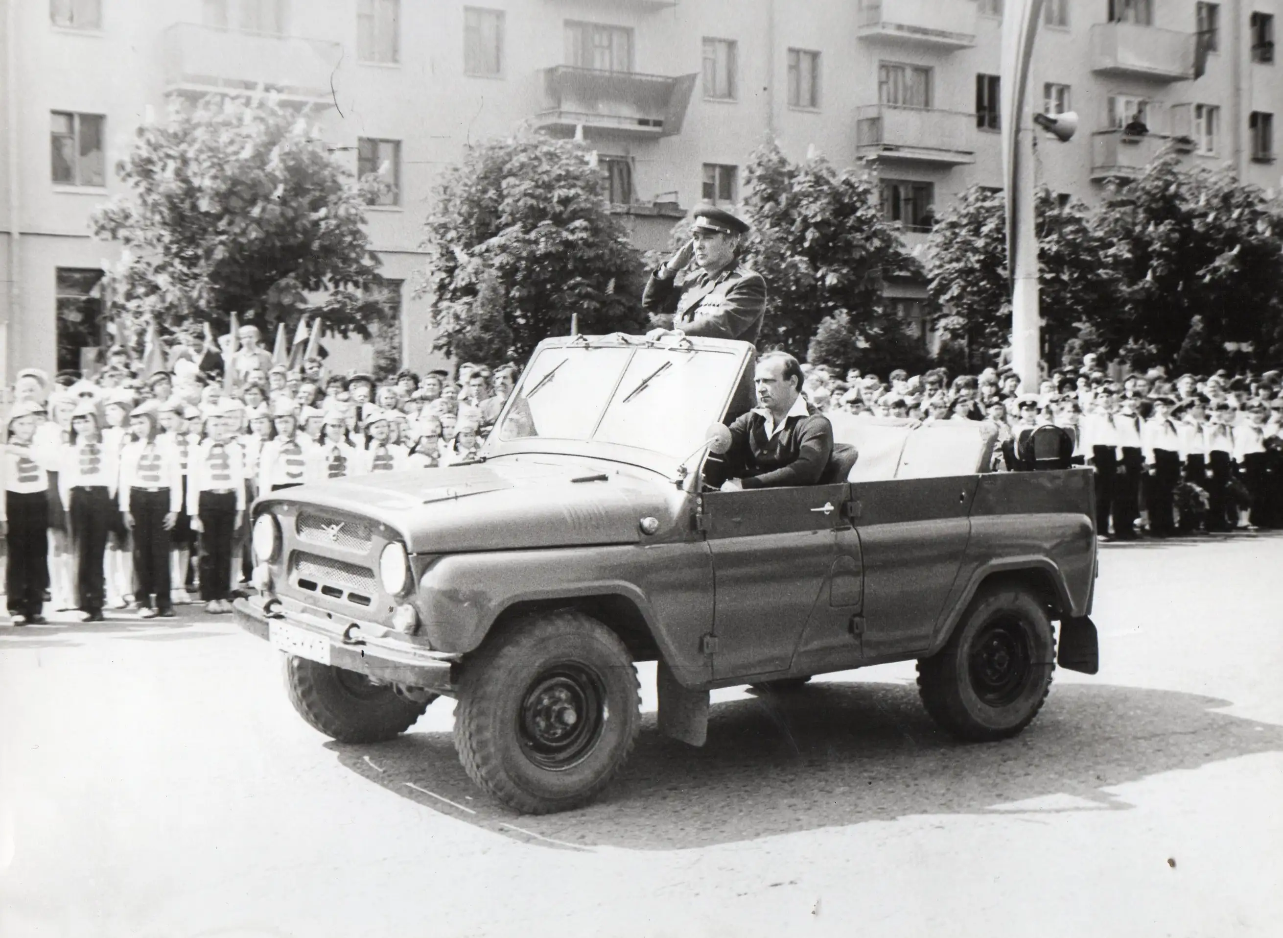 1 мая 1985 года, прием парада пионерских и октябрьских войск города. Стоять смирно!