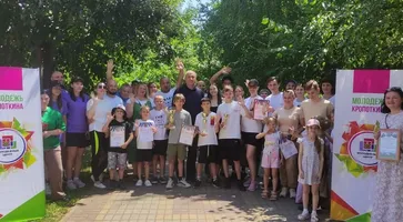 Большие семейные гонки в городском парке