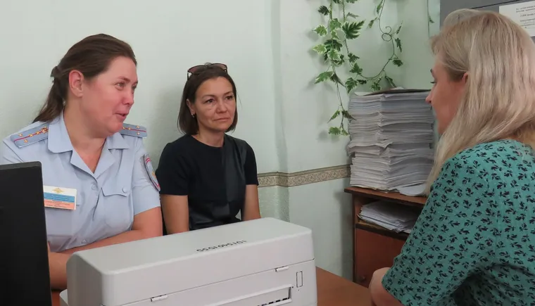 В Кавказском районе сотрудники полиции и общественники провели акцию «Госуслуги - это просто!»