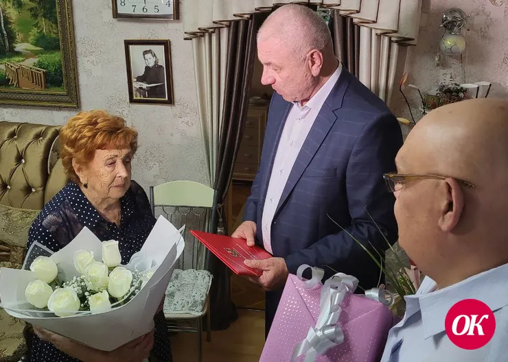 Участница Великой Отечественной войны Лидия Ивановна Резниченко принимала поздравления с 95-летием от главы Кропоткина Владимира Елисеева
