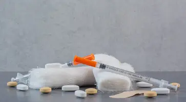 plastyri-tabletki-povazka-i-spric-na-mramornoi-poverhnosti
