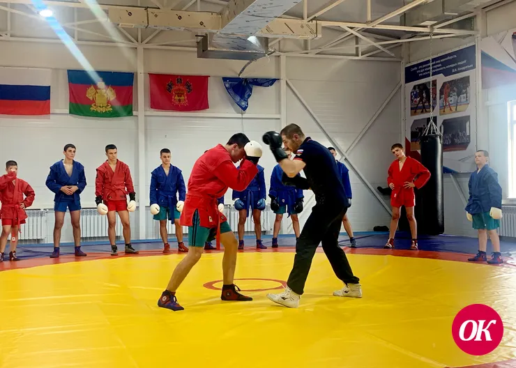 Не держать ноги широко во время боя посоветовал чемпион мира по боксу, депутат ГД РФ Дмитрий Пирог кадетам Кропоткинского казачьего корпуса