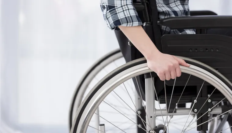 krupnym-planom-invalid-v-invalidnoi-kolaske