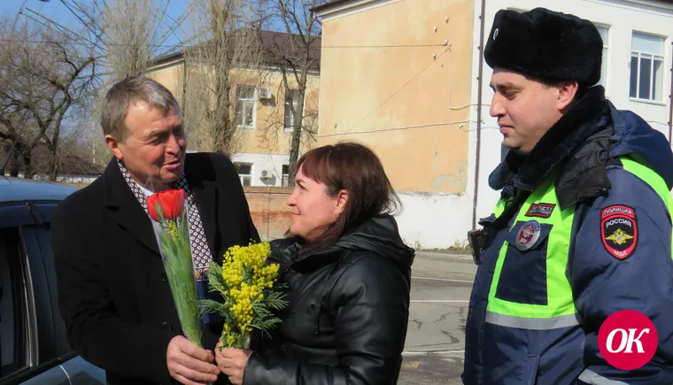 Сотрудники ДПС и общественники провели акцию «Цветы для автоледи»