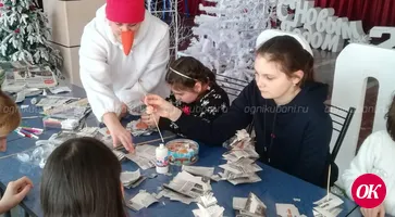 В городском Доме культуры детей учат мастерить поделки