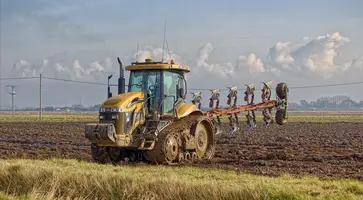 https://ognikubani.ru/wp-content/uploads/2020/04/tehnika-traktory-na-gusenecah-traktor-po-849947