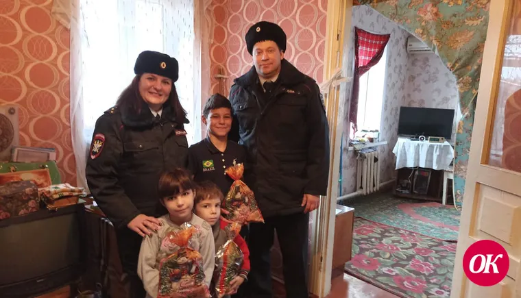 Дед Мороз и Снегурочка из транспортной полиции поздравили детей с Новым годом