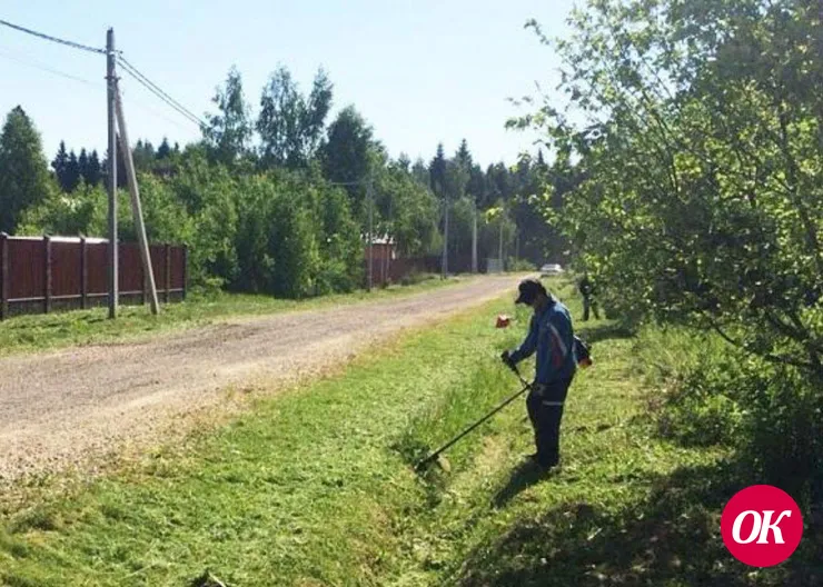 В станице Кавказской приступили к обкосу обочин дорог