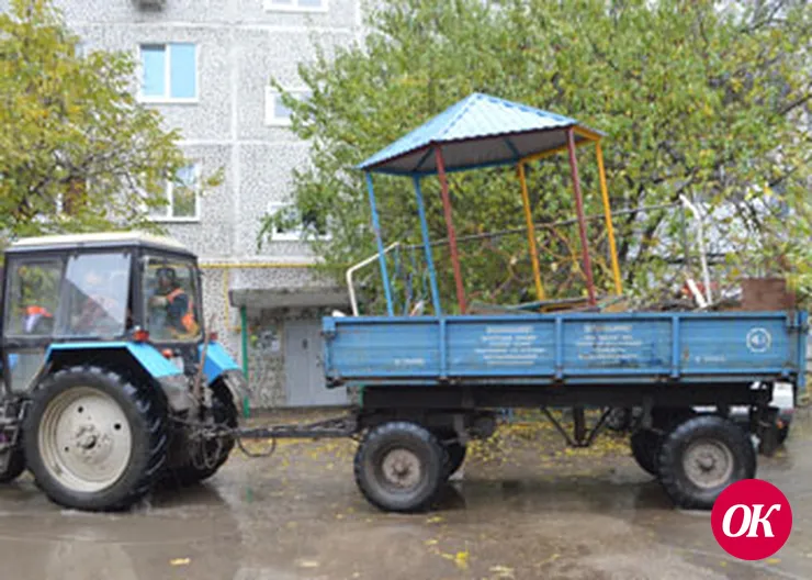В микрорайоне № 1 Кропоткина идет демонтаж устаревшего оборудования детской площадки