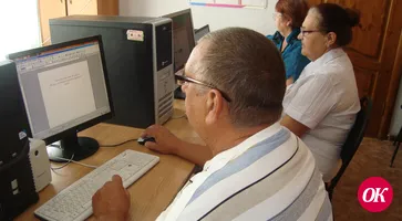 Занятия по обучению компьютерной и интернет-грамотности граждан пожилого возраста и инвалидов проходят в центре социального обслуживания