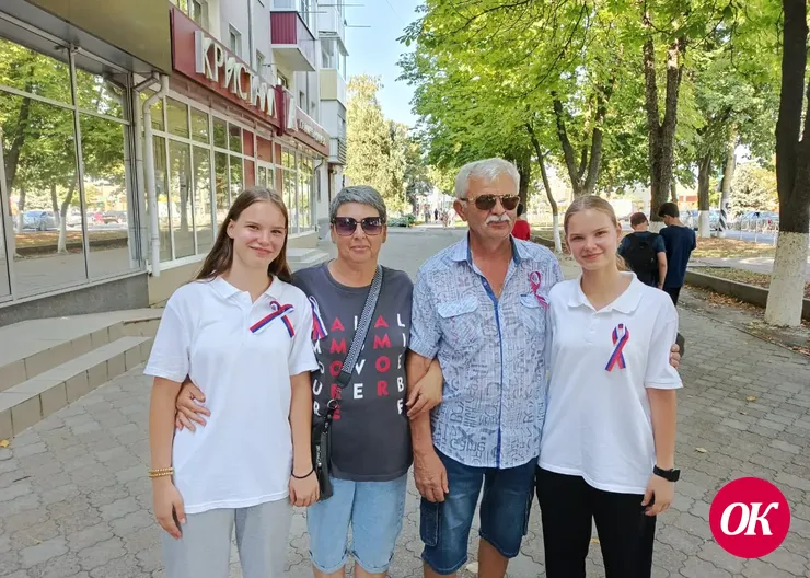 Волонтеры молодежного центра «Эдельвейс» в День государственного флага раздавали ленты-триколор жителям Кропоткина