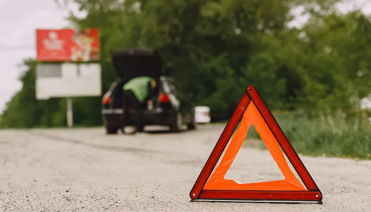 https://ognikubani.ru/wp-content/uploads/2023/02/car-with-problems-and-a-red-triangle-to-warn-other-road-users_1