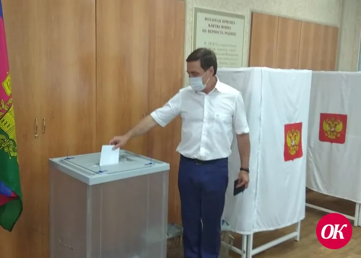 Глава района Виталий Очкаласов прибыл на свой избирательный участок в школе №6 г.Кропоткина в 11 часов утра