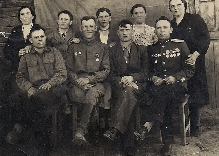 https://ognikubani.ru/wp-content/uploads/2020/05/Семен-Денисович-Шейченко-с-родными-сидит-второй-справа-около1949-года