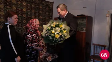 Глава Кавказского района Юрий Ханин вручил медаль Почетного гражданина Раисе Петровне Кобзаревой