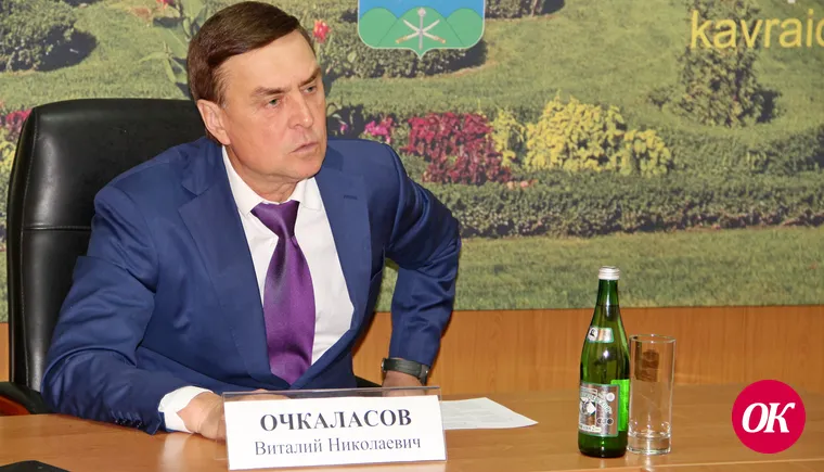 Капельный полив растений и новый светофор в Кропоткине обсудил глава района с жителями