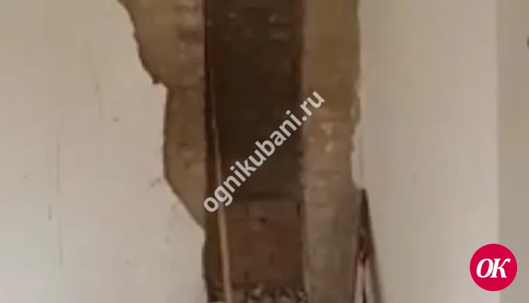 Осиротевший дом по улице Аэродромной, 3 подвергается набегам мародеров