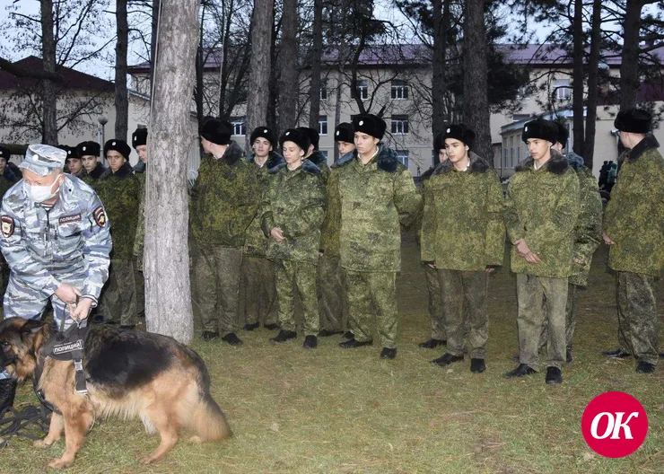 В Кропоткинском казачьем кадетском корпусе имени Г.Н.Трошева кинологи провели практические занятия для кадетов из кружка «Юный следователь»