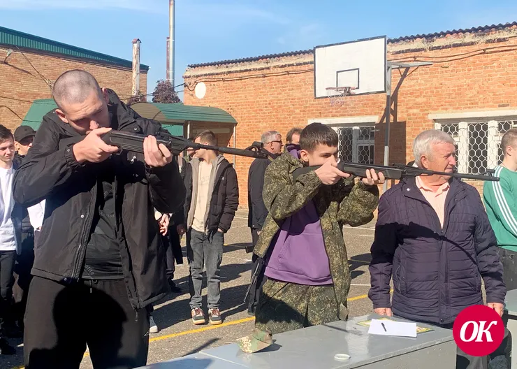 В День призывника семи юношам вручили повестки