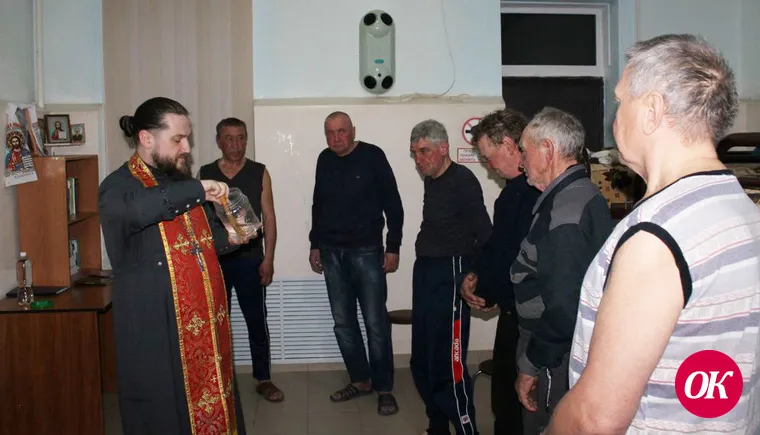 Священник пришел с беседой в Дом ночного пребывания