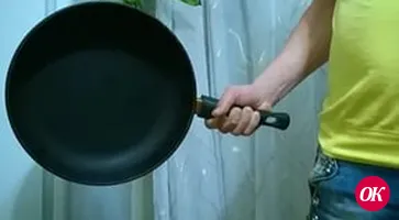 Била сковородой