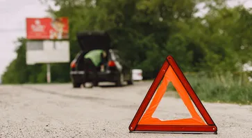 https://ognikubani.ru/wp-content/uploads/2023/02/car-with-problems-and-a-red-triangle-to-warn-other-road-users_1