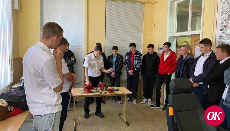 Более 150 школьников примеряли на себя роль машиниста локомотива, каменщика, электромонтера и повара