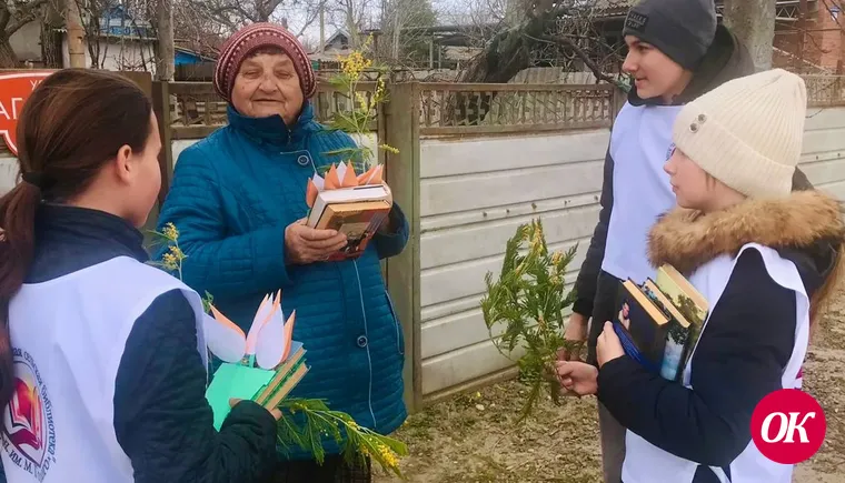 Волонтеры из библиотеки поселка им.Максима Горького доставили пенсионеркам-книголюбам не только книги, но и цветы
