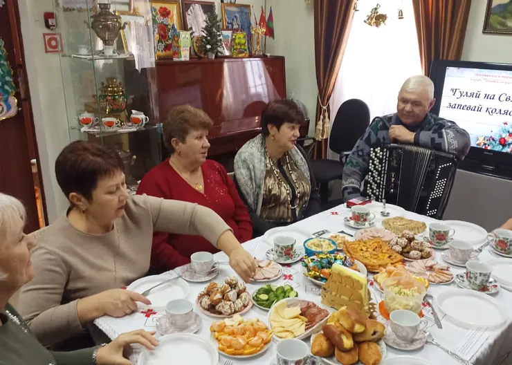 https://ognikubani.ru/wp-content/uploads/2023/02/члены-клуба-Молодая-душа-в-краеведческом-музее_1