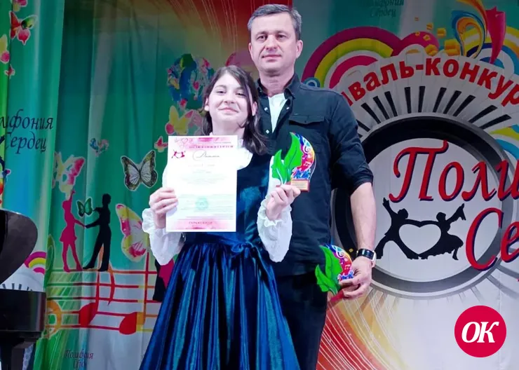 Поет на всю округу