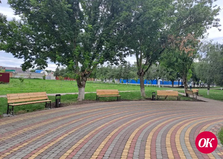 В парковой зоне станицы Казанской установили лавочки и урны