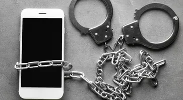 наручники и телефон