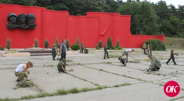 Ребята из детского военно-патриотического клуба «Патриот» накануне Дня района-Дня города провели добровольную акцию по уборке площади мемориального комплекса.