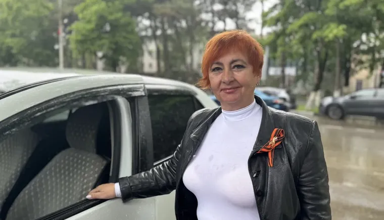 Женщина-инструктор делится опытом с начинающими и возрастными автомобилистами
