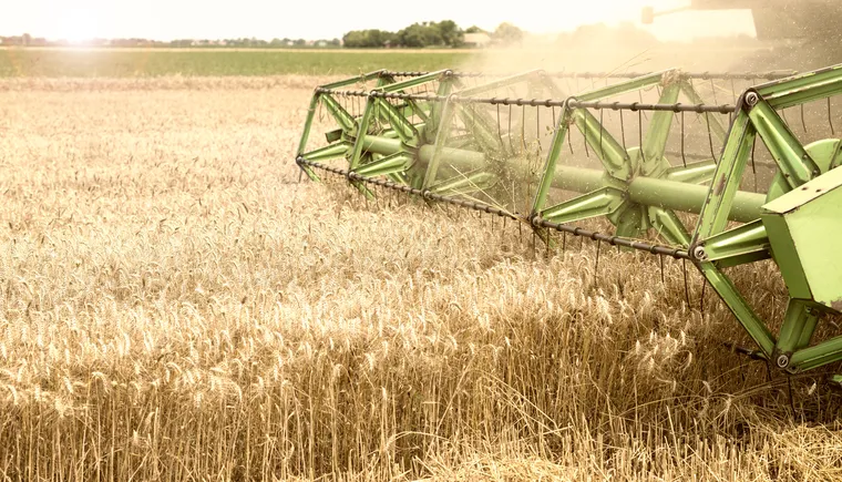 https://ognikubani.ru/wp-content/uploads/2022/12/combine-harvester-working-wheat-field_1