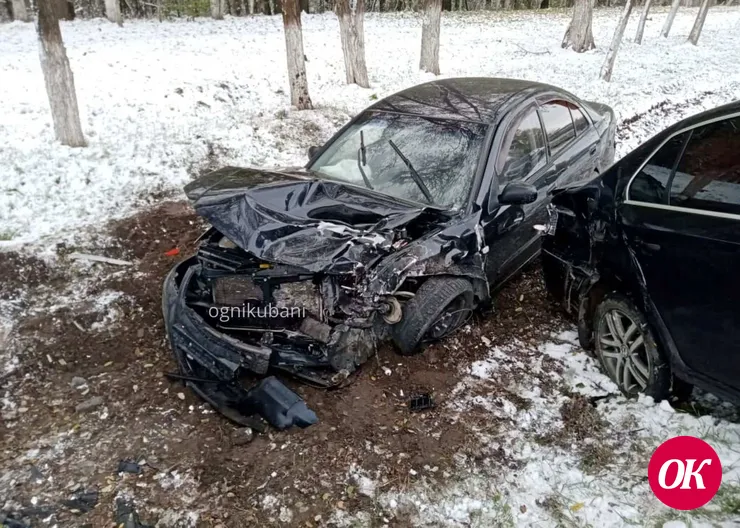 Два автомобиля вылетели в кювет близ станицы Казанской