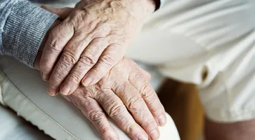 https://ognikubani.ru/wp-content/uploads/2023/01/closeup-of-elderly-hands