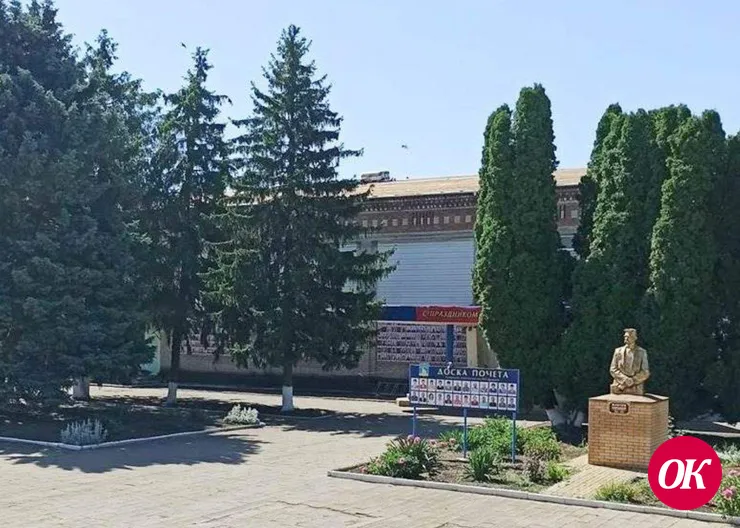 Своими силами сотрудники отремонтировали лестничные марши в Доме культуры поселка имени М.Горького
