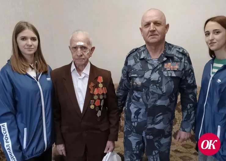 В Кавказском районебывшие коллеги навестили в канун Нового года ветерана Великой Отечественной войны, пенсионера МВД