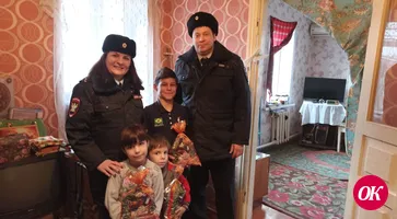 Дед Мороз и Снегурочка из транспортной полиции поздравили детей с Новым годом