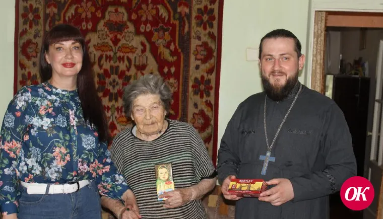 Клирик Покровского собора г.Кропоткина иерей Артемий Хлякин и заместитель директора Кавказского центра социального обслуживания Ирина Витенко посетили пожилых людей, в том числе ветеранов Великой Отечественной войны