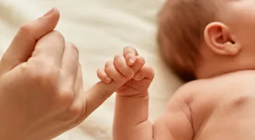https://ognikubani.ru/wp-content/uploads/2023/03/faceless-mother-with-naked-baby-infant-holding-mommy-s-finger-mum-spending-time-with-her-tiny-child-on-light-background