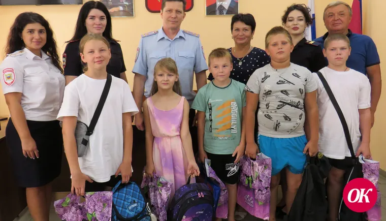 В Кавказском районе полицейские и общественники помогли подготовиться к школе детям из семей, которые находятся в трудной жизненной ситуации
