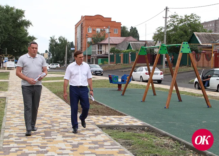 В рабочей поездке по Кавказскому району Виталий Очкаласов осмотрел строящиеся общественные объекты