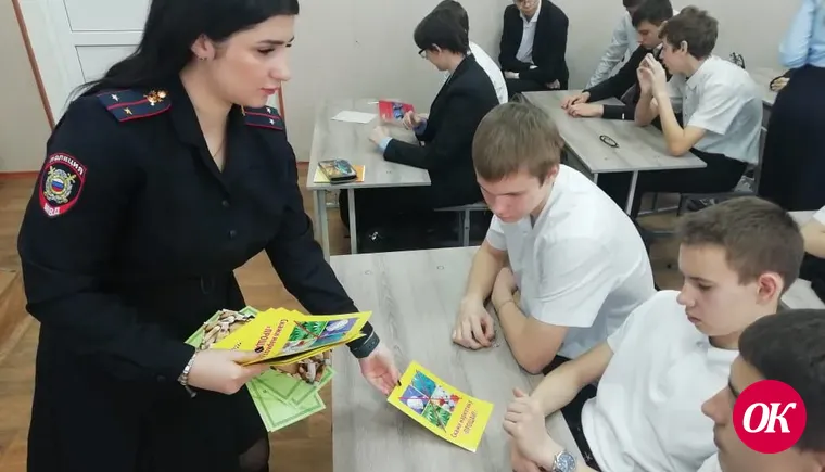 Полицейские побеседовали со школьниками по вопросам профилактики наркомании, алкоголизма и экстремизма в молодежной среде, напомнили правила безопасного поведения