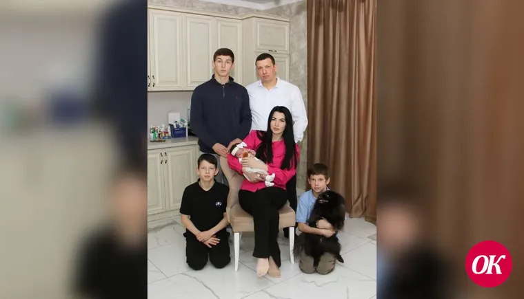 А мама в центре  семьи и татами